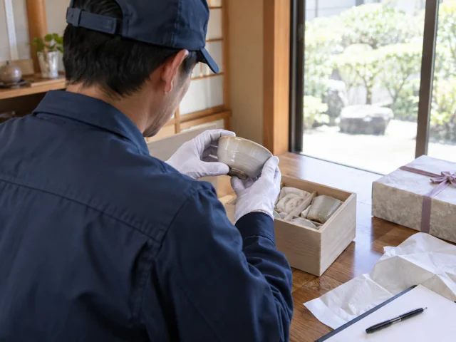 査定スタッフが贈答品を確認している様子