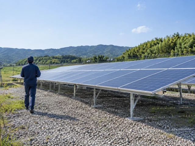 郊外の野立て太陽光発電設備のイメージ