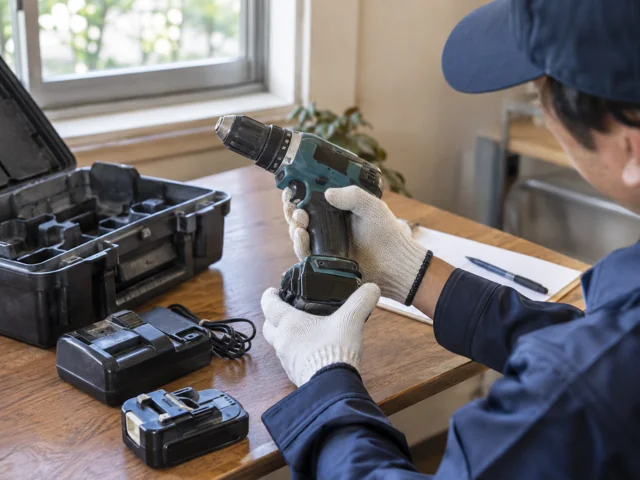 査定スタッフが電動工具を確認している様子
